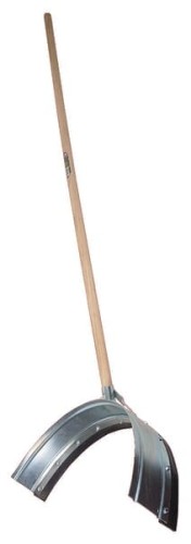 Zgarniak do obornika półokrągły z trzonkiem 89 cm 928095 - Intertraktor