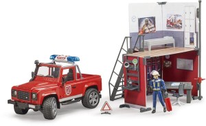 Remiza strażacka z Land Roverem Defender straży pożarnej i strażakiem  U62701