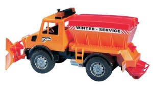 Samochód Unimog z pługiem śnieżnym U02572
