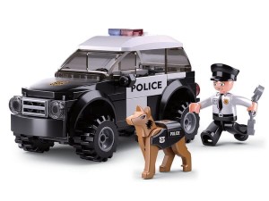 Samochód policyjny z psem tresowanym i policjantem M38B0639